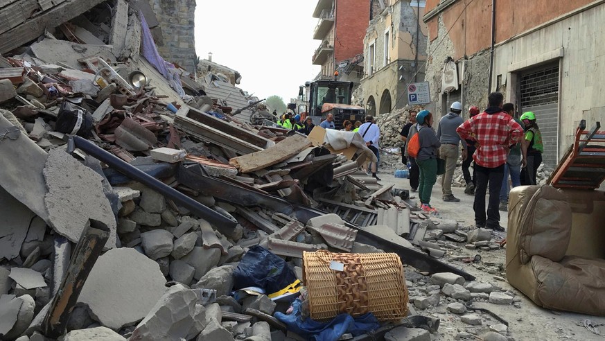 Rescuers work following an earthquake that hit Amatrice, central Italy, August 24, 2016. REUTERS/Emiliano Grillotti FOR EDITORIAL USE ONLY. NO RESALES. NO ARCHIVES.