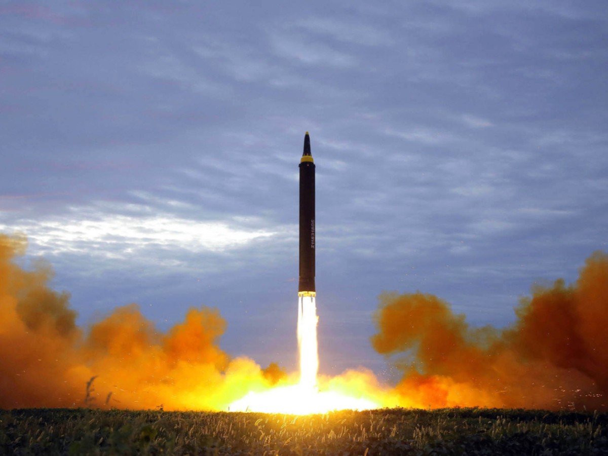 Nordkorea hat am Mittwochmorgen erneut Raketen abgefeuert und testet damit - trotz internationaler Kritik - sein Waffenprogramm munter weiter. (Archivbild)