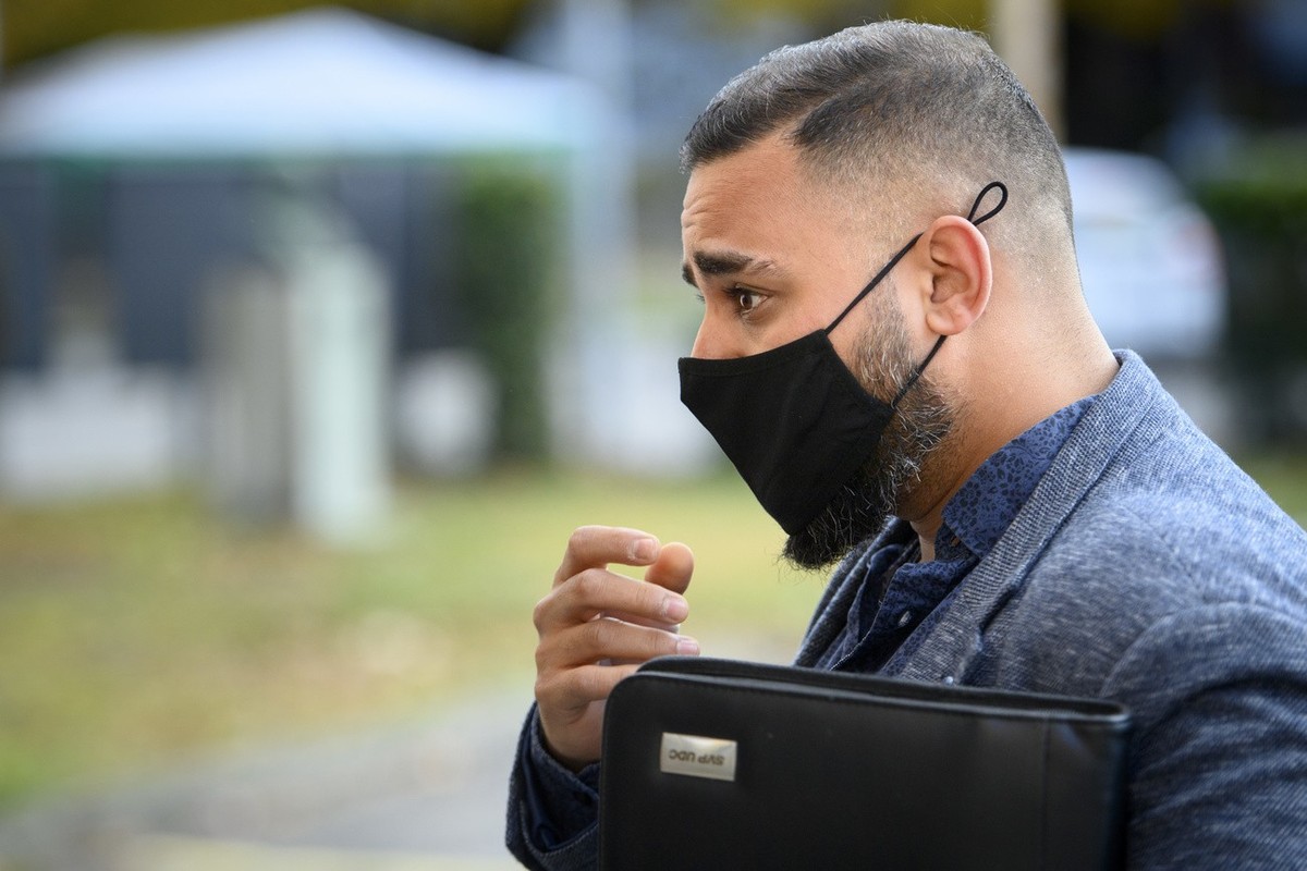 Ruben Ramchurn president de l'UDC Yverdon arrive pour son proces devant la justice pour non-respect des mesures Covid ce lundi 8 novembre 2021 au Tribunal d'arrondissement de la Broye et du  ...