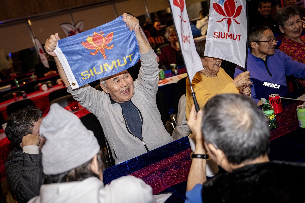 epaselect epa11957730 People take part in an election party of the Siumut (SIU) party at the Katuaq cultural center, in Nuuk, Greenland, 11 March 2025 (issued 12 March 2025). Greenland residents on 11 ...