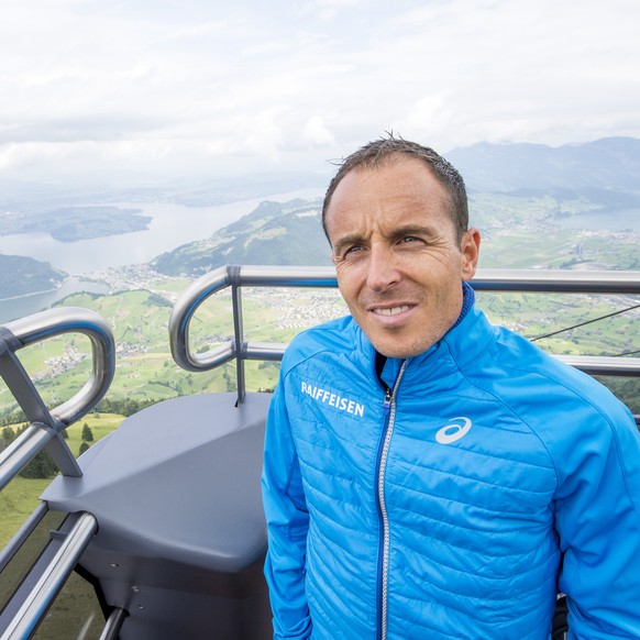 Marathonlaeufer Viktor Roethlin, welcher vor wenigen Tagen seine Karriere beendete, informiert ueber naechstes Projekt, auf dem Stanserhorn, Kanton Nidwalden, am Mittwoch, 20. August 2014. Beim " ...