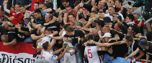 Football Soccer - Austria v Hungary - EURO 2016 - Group F - Stade de Bordeaux, Bordeaux, France - 14/6/16
Hungary&#039;s Adam Szalai celebrates after scoring their first goal with fans
REUTERS/Regis ...