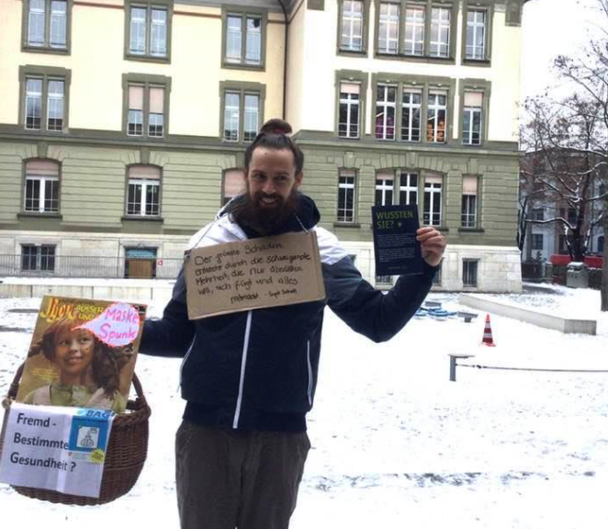 Der Berner Polit-Exot Stefan Theiler verteilt Corona-Flyer in Schulhäusern. Nun hat er Anzeigen am Hals.