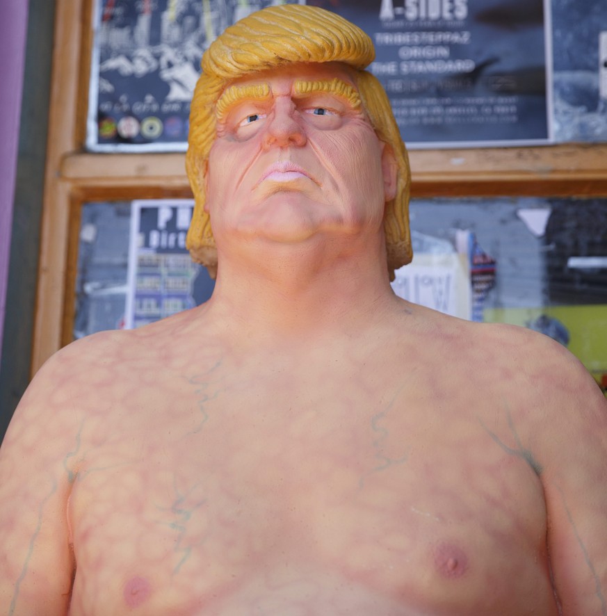 Donald Trump als nackte Statue in Los Angeles.