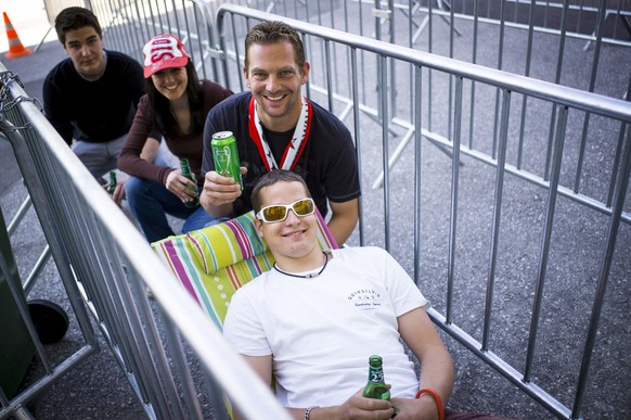 Sion-Fans machen sich es in Warteschlange gemütlich.