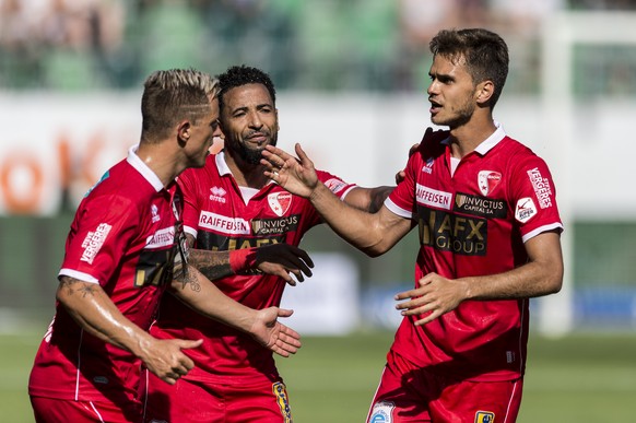 Die Sion-Spieler Reto Ziegler, Carlitos und Paulo Ricardo Ferreira, von links, feiern den Fuehrungstreffer waehrend der Super League Partie zwischen dem FC St. Gallen und dem FC Sion am Sonntag, 28. M ...