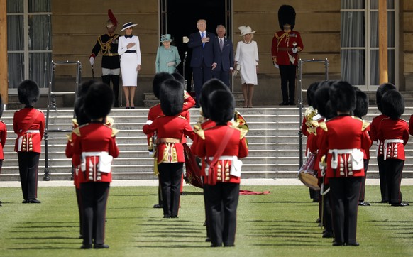 Britain&#039;s Queen Elizabeth II, President Donald Trump, first lady Melania Trump, Britain&#039;s Prince Charles and Camilla, Duchess of Cornwall, listen to the US national anthem during a ceremonia ...