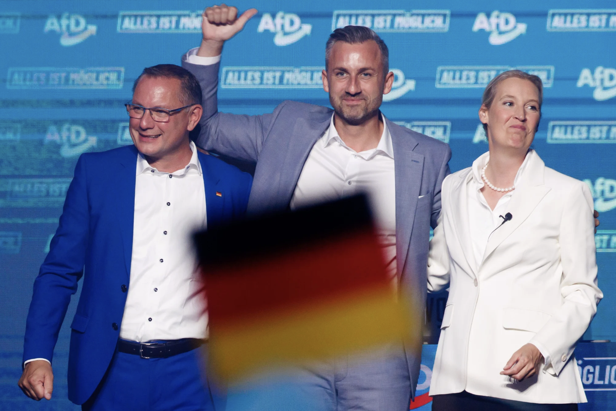Angst vor den Deutschen? Die AfD-Parteichefs Tino Chrupalla und Alice Weidel feiern den Wahlsieger von Magdeburg, Ulrich Siegmund (Mitte).