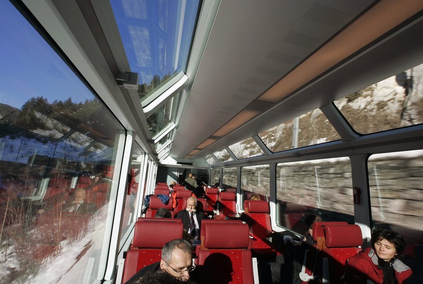 Reisegaeste auf der ersten Testfahrt mit einem brandneuen Panoramawagen des Glacier-Express durch die wilde Rheinschlucht bei Ilanz, am Donnerstag, 2. Februar 2006. In rund vier Monaten gleisen die Rh ...