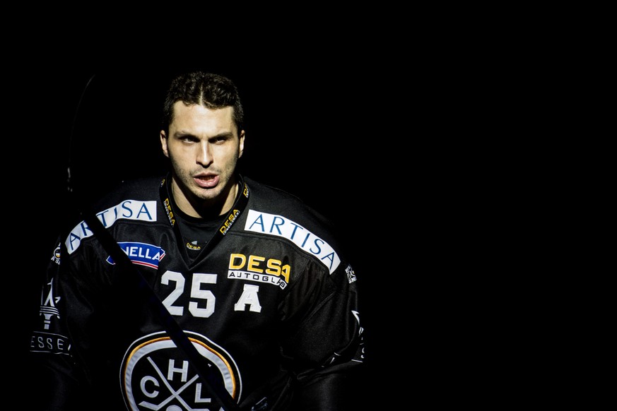 LuganoÕs player Maxime Lapierre before the preliminary round game of National League Swiss Championship 2017/18 between HC Lugano and EV Zug, at the ice stadium Resega in Lugano, Switzerland, Friday,  ...