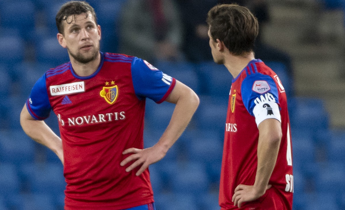 Basels Fabian Frei, links, und Valentin Stocker, rechts, nach dem Gegentreffer im Fussball Meisterschaftsspiel der Super League zwischen dem FC Basel 1893 und dem FC Thun im Stadion St. Jakob-Park in  ...