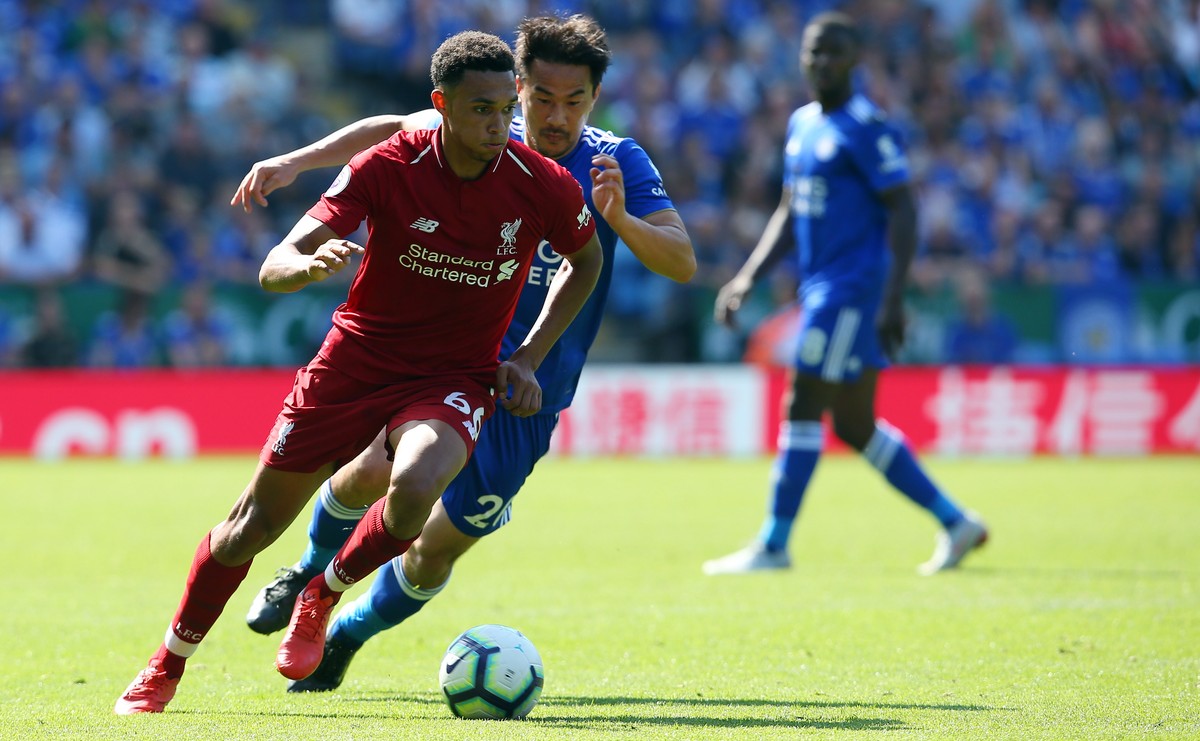 epa06989727 Liverpool's Trent Alexander-Arnold (L) vies for the ball against Leicester City's Shinji Okazaki (R) during the English Premier League soccer match between Leicester City and Liv ...