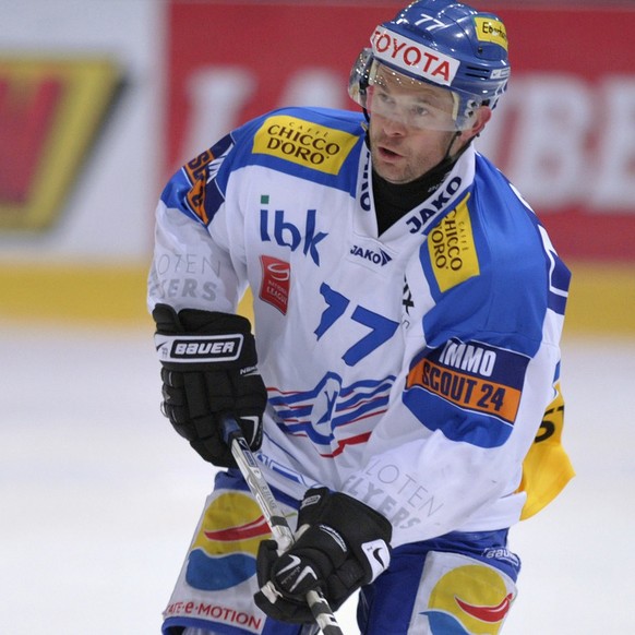 Flyers Spieler Radek Hamr fuehrt den Puck, im Eishockeyspiel der National League A zwischen dem HC Fribourg-Gotteron und den Kloten Flyers am Sonntag, 4. Januar 2009, in der Patinoire St. Leonard in F ...