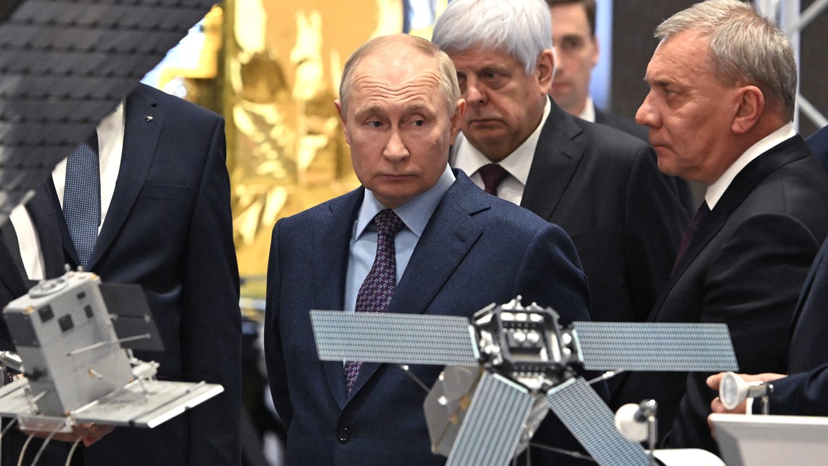 Vladimir Poutine, accompagné du chef de la société spatiale russe Roscosmos, le 26 octobre dernier.