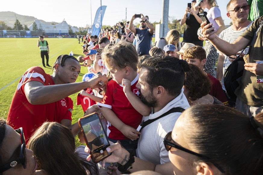 Manuel Akanji signs during a training session of the Switzerland national team for the European Qualifiers 2024 against Belarus on Sunday, Niederhasli, Switzerland, on Wednesday, October 11, 2023. (KE ...