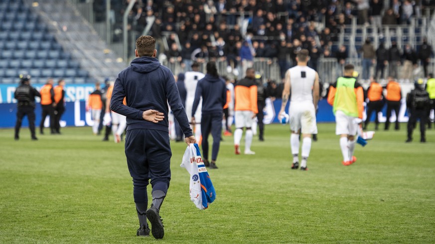 Grasshopper Yoric Ravet laeut mit seinem Shirt zu den Fans nach dem Spielabbruch der GC Fans im Fussball Meisterschaftsspiel der Super League zwischen dem FC Luzern und dem Grasshopper Club Zuerich in ...