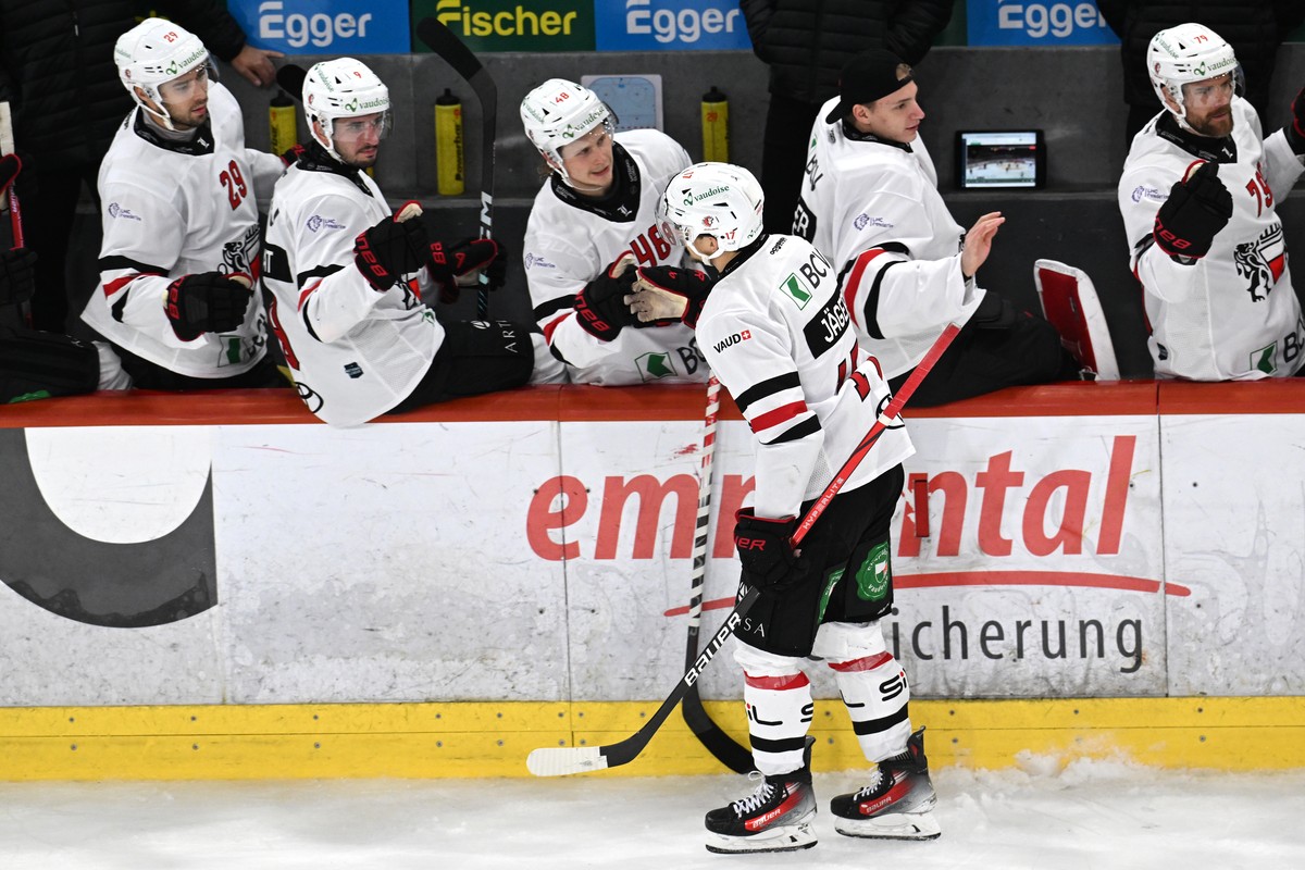 Lausannes Ken Jaeger, Mitte Torschuetze zum 0:1 jubelt beim Eishockey-Qualifikationsspiel der National League, zwischen den SCL Tigers und Lausanne HC, am Samstag, 12. Oktober 2024, in der Emmental Ve ...