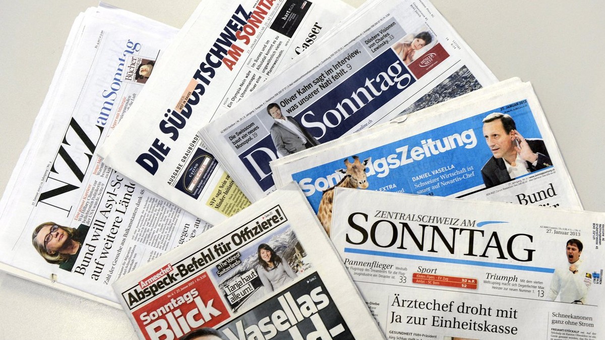 Exemplare verschiedener Sonntagszeitungen liegen auf einem Tisch, aufgenommen in Zuerich, am Mittwoch, 30. Januar 2013. Die beiden Sonntagszeitungen "Der Sonntag" der Aargauer AZ Medien und  ...