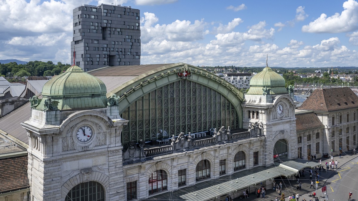Der Bahnhof SBB, vorne und das Meret Oppenheim Hochhaus (MOH), hinten, in Basel, am Mittwoch, 25. Mai 2022. Aktuell erstellt die SBB Bauwerke fuer erste Angebotsverbesserungen der trinationalen S-Bahn ...