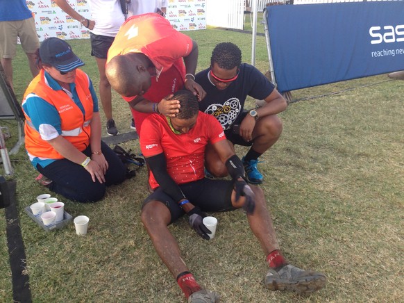 Thabo tröstet Teamkollege Sefiso.