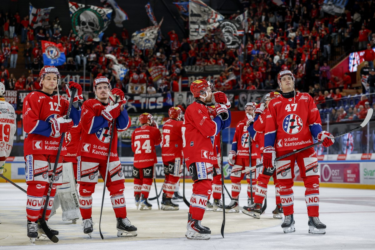 KEYPIX - Lange Gesichter bei Rapperswil nach Spielschluss waehrend dem Meisterschaftsspiel der National League zwischen den SC Rapperswil Jona Lakers und dem EHC Biel, am Samstag, den 17. Oktober 2026 ...