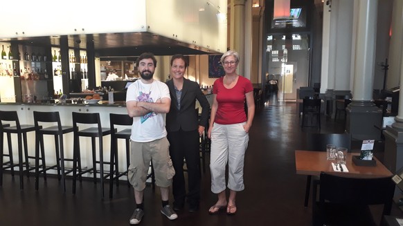 Chris Völkle, Alexandra Dufresne und&nbsp;Tory Finn in einem Café am Zürcher Hauptbahnhof.&nbsp;