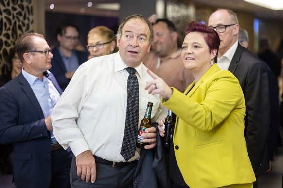 Nationalrat Alois Huber, SVP-AG, Mitte, und Nationalraetin Stefanie Heimgartner, SVP-AG, rechts, sowie derr abtretende Staenderat Hansjoerg Knecht, SVP-AG, rechts hinten, an der Wahlfeier der SVP Kant ...