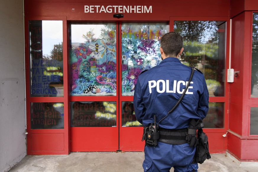 Ein Polizist bewacht ein ehemaliges Betagtenheim, welches von Hausbesetzern besetzt worden war, an einem Pressebesuch in Zollikofen, am Donnerstag, 10. Oktober 2019. Heute Morgen hat die polizeiliche  ...