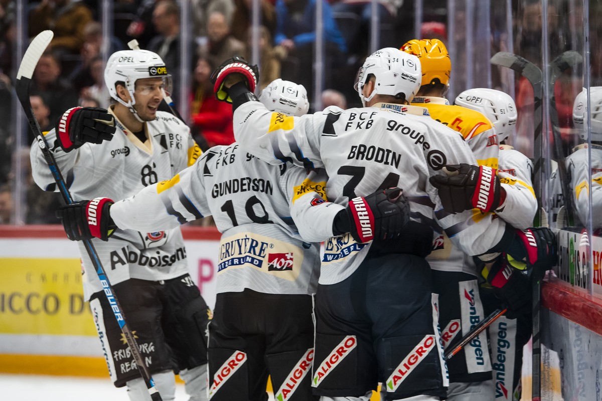 Joie des joueurs fribourgeois apres. le deuxieme but, marque par l'attaquant fribourgeois David Desharnais lors de la rencontre du championnat suisse de hockey sur glace de National League entre  ...