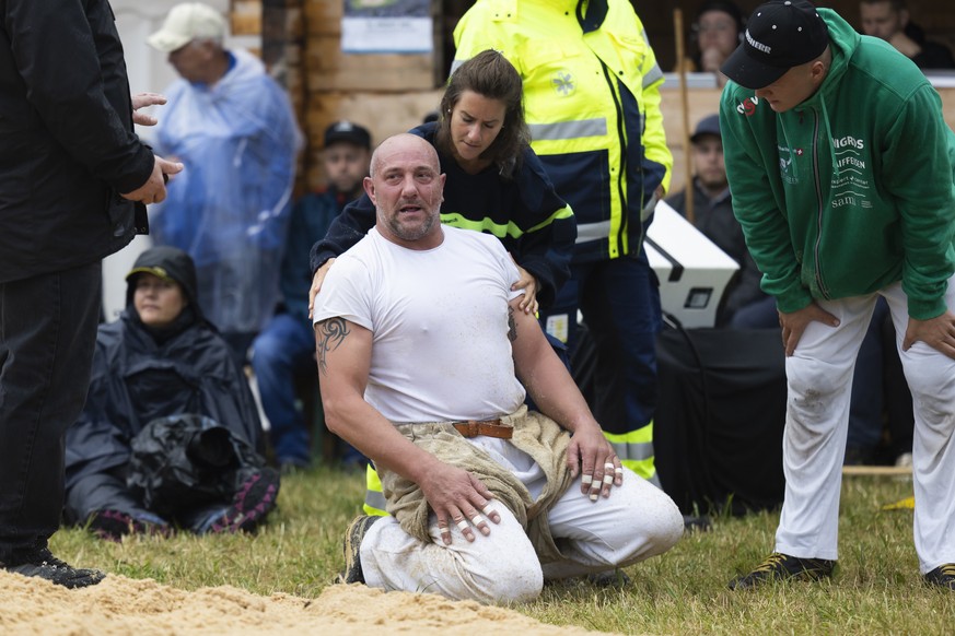 Stefan Burkhalter waehrend einer Unterbrechung im Kampf gegen Severin Schwander im ersten Gang, beim Weissenstein Schwinget, am Samstag, 23. Juli 2022 auf dem Weissenstein. (KEYSTONE/Peter Klaunzer)