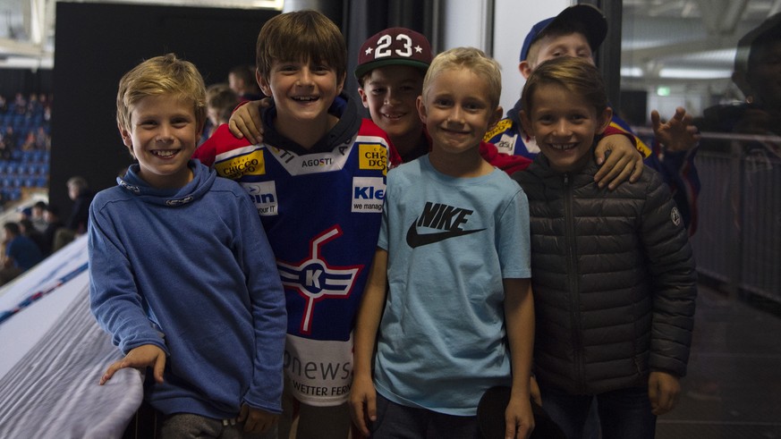 Junge Fans waehrend dem Eishockey-Meisterschaftspiel der Swiss League zwischen dem EHC Kloten und dem HC Thurgau, am Samstag, 22. September 2018, in Kloten. (KEYSTONE/Melanie Duchene)