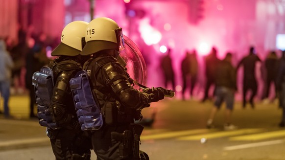 Polizeipraesenz am Freitag, 2. April 2021, in St. Gallen. In der St. Galler Innenstadt haben Jugendliche am Freitagabend die Polizei attackiert. Sie bewarfen die Einsatzkraefte gegen 21 Uhr mit Gegens ...