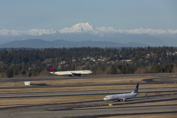 January 10, 2023, SeaTac, Washington, U.S: A Delta Airlines A330-900 comes in for a landing at Seattle-Tacoma International Airport in SeaTac, Washington on Tuesday, January 10, 2023. SeaTac U.S. - ZU ...