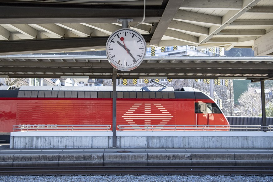 Der Bahnhof in Flueelen im Kanton Uri am Donnerstag, 19. Maerz 2020 ist wegen dem Coronavirus nicht, oder nur sehr leicht bevoelkert. (KEYSTONE/Urs Flueeler)