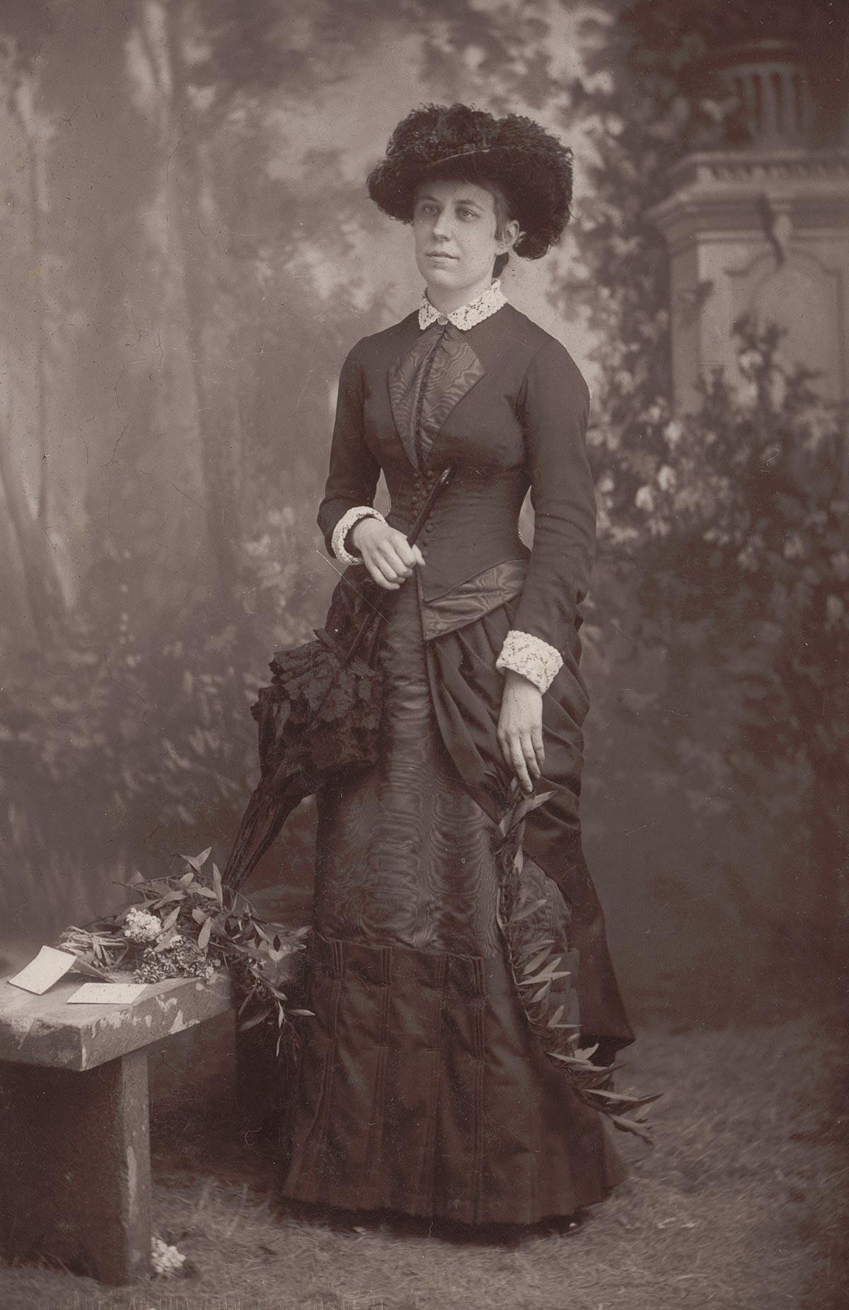 Porträt von Lydia Welti-Escher, wohl 1886 in Paris aufgenommen.
https://uzb.swisscovery.slsp.ch/discovery/fulldisplay?docid=alma990109138880205508&amp;context=L&amp;vid=41SLSP_UZB:UZB&amp;lang=de&amp; ...