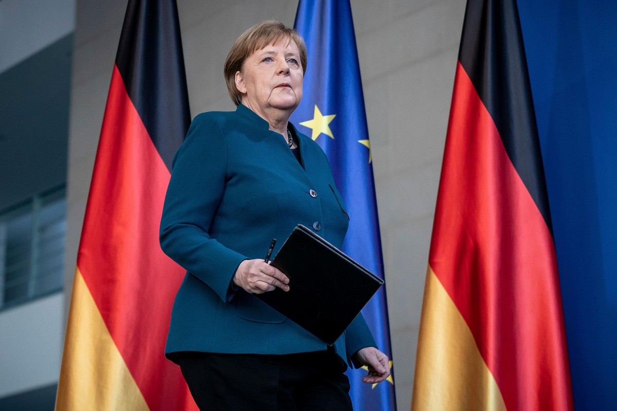 La chancelière allemande, Angela Merkel, capitule face aux pressions.