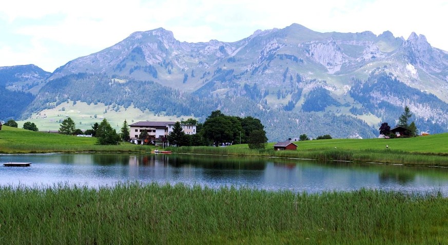 Der Schwendisee, ein Moorsee, oberhalb Unterwasser SG, aufgenommen am Montag 5. August 2002. (KEYSTONE/Walter Bieri)