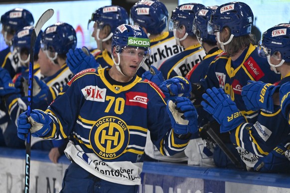 Der Davoser Enzo Corvi beim Abklatschen nach seinem Tor zur 2:1 Fuehrung, im Eishockey-Qualifikationsspiel der National League zwischen dem HC Davos und dem HC Ambri-Piotta, am Dienstag, 25. Oktober 2 ...