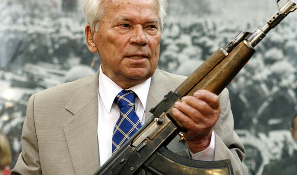 Michail Kalaschnikow mit einem Prototyp «seiner» AK-47 (2006).