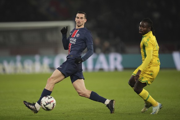 CORRECTS NAMES OF PLAYERS - PSG?s Fabian Ruiz, left, and Nantes? Moses Simon challenge for the ball during the French League One soccer match between Paris Saint-Germain and Nantes at the Parc des Pri ...