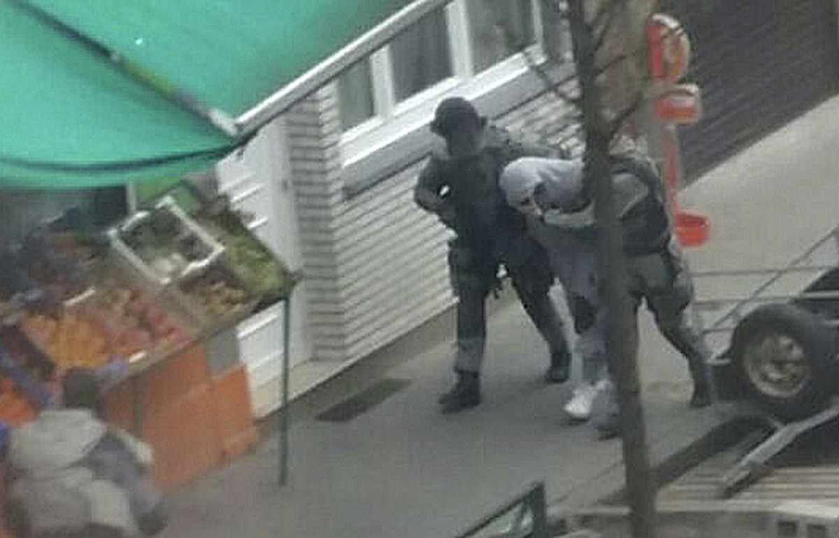 Salah Abdeslam, Europas meistgesuchter Verbrecher, wird im Stadtteil Molenbeek verhaftet.