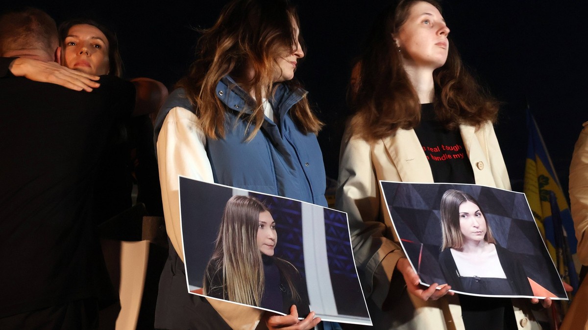 Activists pay tribute to Ukrainian journalist Viktoria Roshchyna in Kyiv KYIV, UKRAINE - OCTOBER 11, 2024 - Activists pay tribute to Ukrainian journalist Viktoria Roshchyna who died in Russian captivi ...