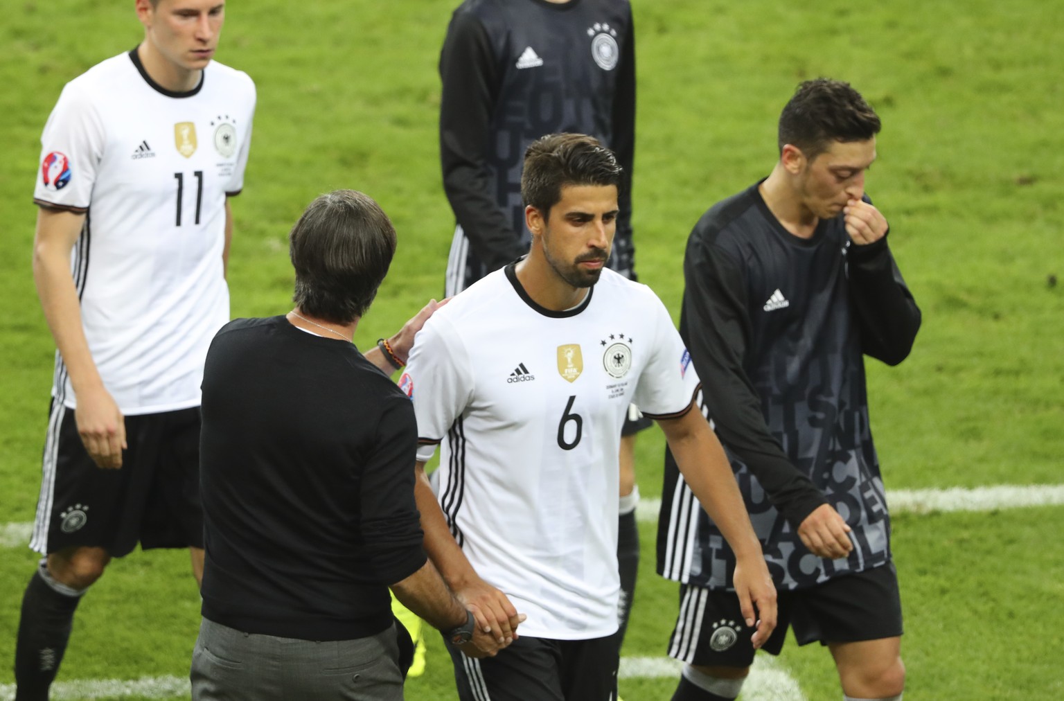 Löw klatscht nach der mageren Nullnummer mit seinen Spielern ab.