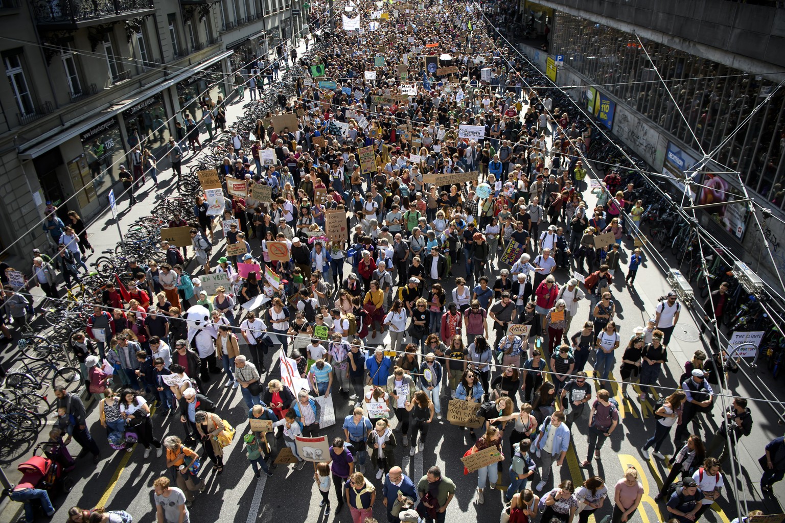 epaselect epa07876878 Thousands of people demonstrate during a &#039;National Climate strike&#039; to protest a lack of climate awareness in Bern, Switzerland, 28 September 2019. EPA/ANTHONY ANEX