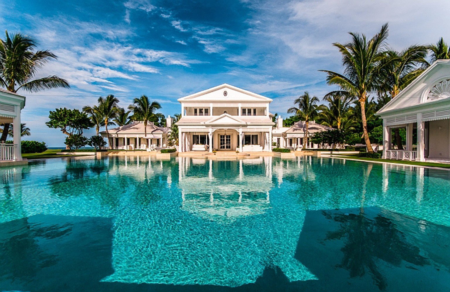 Dieses Häuschen mit Umschwung befindet sich auf Jupiter Island in Florida. Trotz des 40 Meter langen Privatstrandes befinden sich drei Pools auf dem 23'000m² grossen Gelände. Geschätzt wird das Anwesen auf 72 Millionen Dollar. Nun. Wem gehört wohl dieser Prachtsbau? A: Celine Dion B: Ben Affleck C: Hulk Hogan