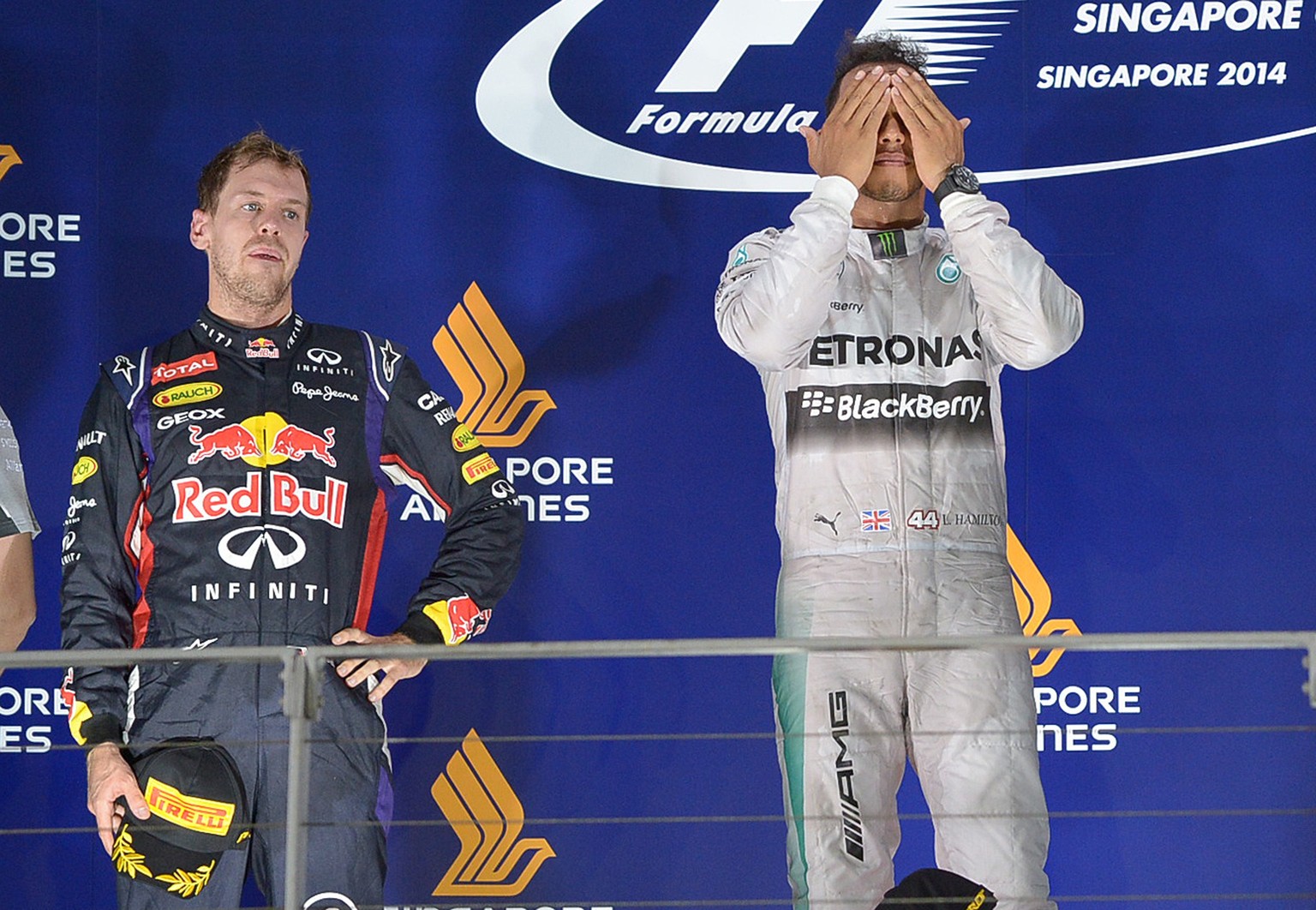 Hamilton vor Vettel in Singapur.