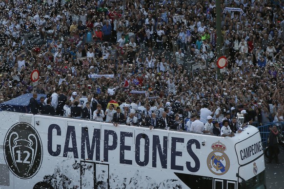 epa06010879 Real Madrid team aboard an open bus during the parade in Madrid, 04 June 2017. Real Madrid team celebrate with the supporters the victory against Juventus in the UEFA Champions League fina ...