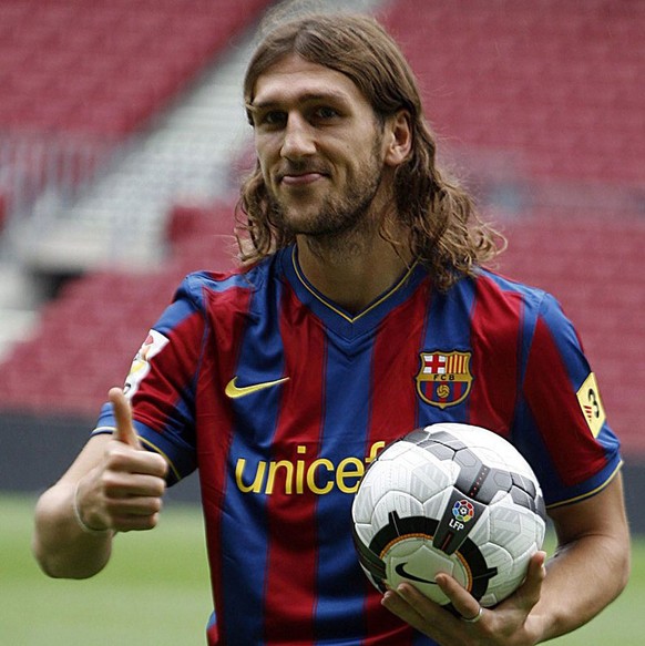 epa01843085 Ukrainian defender Dmytro Chygrynskiy, former FC Shakhtar Donetsk player, poses during his presentation as new player of FC Barcelona, in Barcelona, eastern Spain, 31 August 2009. EPA/XAVI ...