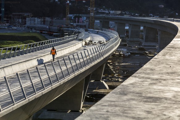 THEMENBILD ZUR MK NEAT AUFSICHTSDELEGATION ZUR KOSTENRISIKEN CENERI BASISTUNNEL - Tunnelbauarbeiten am NEAT-Basistunnel Monte Ceneri von Bellinzona nach Lugano (etwa 17 km), aufgenommen am 26. Novembe ...