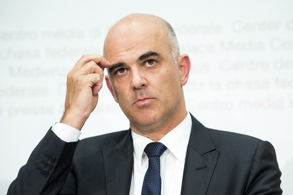 Bundesrat Alain Berset, Vorsteher des Eidgenoessischen Departements des Innern (EDI) ist fotografiert an einer Medienkonferenz ueber die Altersvorsorge 2020, am Dienstag, 27. Juni 2017, im Medienzentr ...